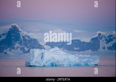 Un iceberg le long de la péninsule antarctique, près du cercle antarctique ; Antarctique Banque D'Images