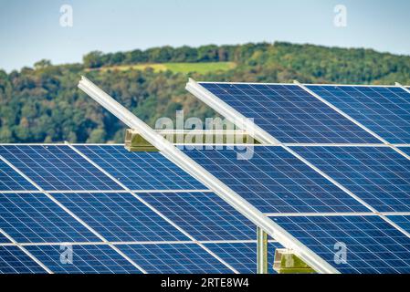 Gros plan de cellules solaires, dans des rangées de panneaux, à un site dans la campagne, pendant l'été dans l'Angleterre rurale, fournissant de l'énergie propre durable à l Banque D'Images