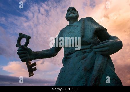 Statue de Saint Pierre tenant la clé du ciel dans la ville Makarska, Dalmatie, Croatie Banque D'Images