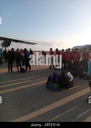 Ankara, Turquie. 12 septembre 2023. Les membres de l'AFAD, la présidence turque de gestion des catastrophes et des urgences, attendent de monter à bord d'un avion militaire dans le cadre des efforts de la Turquie pour envoyer une équipe de secours et une aide humanitaire en Libye après les inondations dévastatrices causées par de fortes pluies, à la base aérienne militaire Murted à Ankara. Au moins 2 000 personnes sont mortes et plus de 10 000 sont portées disparues en Libye après une puissante tempête Daniel qui a déclenché des inondations dévastatrices. (Image de crédit : © Ministère turc de la Défense via ZUMA Press Wire) USAGE ÉDITORIAL SEULEMENT! Non destiné à UN USAGE commercial ! Banque D'Images