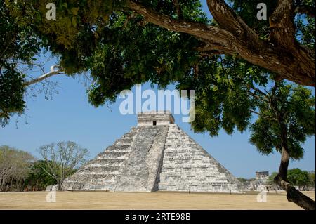 Ancien temple maya El Castillo à Chichen Itza, Mexique ; péninsule du Yucatan, Mexique Banque D'Images