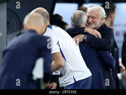 Dortmund, Allemagne. 12 septembre 2023. Football : internationaux, Allemagne - France, signal Iduna Park. L'entraîneur par intérim de l'équipe allemande Rudi Völler (à droite) et l'entraîneur français Didier Deschamps (2e à partir de la droite) s'embrassent après le match. Crédit : Rolf Vennenbernd/dpa - REMARQUE IMPORTANTE : conformément aux exigences de la DFL Deutsche Fußball Liga et de la DFB Deutscher Fußball-Bund, il est interdit d’utiliser ou de faire utiliser des photographies prises dans le stade et/ou le match sous forme de séquences et/ou de séries de photos de type vidéo./dpa/Alamy Live News Banque D'Images