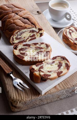 Rouleau d'éponge de biscuit au chocolat avec remplissage de crème Banque D'Images