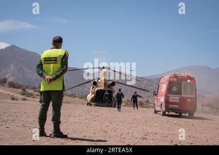 Des officiers sont vus à côté de l'ambulance et de l'hélicoptère qui transporte les patients dans le village de Talat n'Yaaqoub. Les sauveteurs locaux et internationaux sont sur leur dernière strade de leur mission dans le village de Talat n’Yaaqoub, épicentre du désastreux tremblement de terre au Maroc et au sud de Marrakech, alors que les « 72 heures dorées » pour sauver les survivants sont passées. Les villages de la région montagneuse de l'Atlas ont le plus souffert du tremblement de terre. Les membres de la famille de la victime accusés de l'accès difficile à la région montagneuse et de la lenteur de la réponse du gouvernement ont entravé l'effort de sauvetage. Banque D'Images