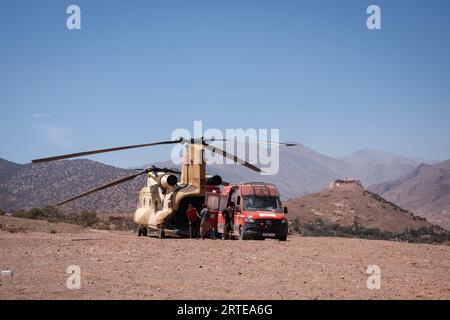 Les blessés sont transportés de l'ambulance à l'hélicoptère pour être soignés dans le village de Talat n'Yaaqoub. Les sauveteurs locaux et internationaux sont sur leur dernière strade de leur mission dans le village de Talat n’Yaaqoub, épicentre du désastreux tremblement de terre au Maroc et au sud de Marrakech, alors que les « 72 heures dorées » pour sauver les survivants sont passées. Les villages de la région montagneuse de l'Atlas ont le plus souffert du tremblement de terre. Les membres de la famille de la victime accusés de l'accès difficile à la région montagneuse et de la lenteur de la réponse du gouvernement ont entravé l'effort de sauvetage. (Photo Banque D'Images