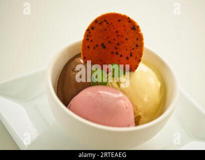 Sundae au chocolat, vanille et glace aux fraises Banque D'Images