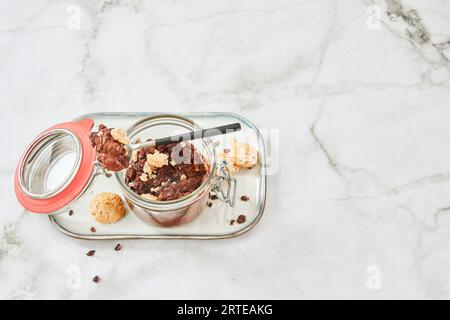 Espresso et dessert aux amandes dans un bocal en verre Banque D'Images