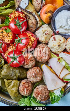 Plateau mélangé avec boulettes de viande, feuilles de vigne farcies, tomates Banque D'Images