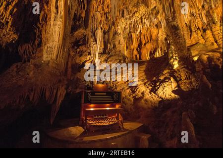 Grand orgue Stalacpipe illuminé dans les grottes de Luray de Virginie, USA ; Luray, Virginie, Etats-Unis d'Amérique Banque D'Images