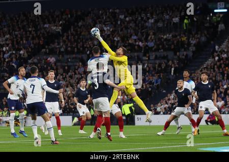 L'écossais Angus Gunn frappe clairement de Lewis Dunk de l'anglais lors du 150e anniversaire Heritage Match entre l'Écosse et l'Angleterre à Hampden Park, Glasgow, le mardi 12 septembre 2023. (Photo : Mark Fletcher | MI News) crédit : MI News & Sport / Alamy Live News Banque D'Images