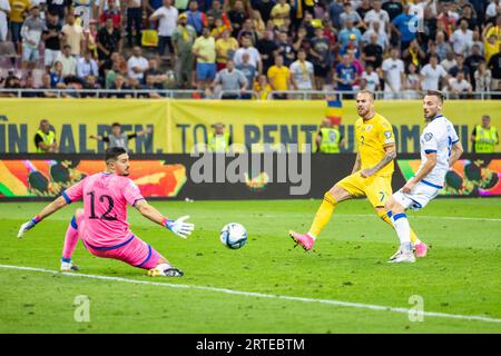 Bucarest, Roumanie. 13 septembre 2023. Denis Alibec de Roumanie tire au but lors de l'UEFA Euro 2024, qualifications européennes, match de football du Groupe I entre la Roumanie et le Kosovo le 12 septembre 2023 à l'Arena Nationala de Bucarest, Roumanie - photo Mihnea Tatu/DPPI crédit : DPPI Media/Alamy Live News Banque D'Images