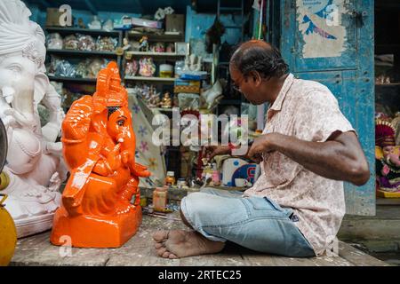 Kolkata, Bengale occidental, Inde. 10 septembre 2023. Un artiste sur terre cuite donne la touche finale à une idole de la divinité hindoue seigneur Ganesha avant le festival Ganesh Chaturthi à Kolkata. Artistes d'argile de Kumartuli (quartier traditionnel des potiers dans le nord de Kolkata), qui fabrique et vend les idoles d'argile de divers dieux avant les saisons festives, y compris Ganesh Chaturthi (culte de la divinité hindoue à tête d'éléphant, le seigneur Ganesha), Viswakarma puja (culte du dieu hindou de l'ingénierie) et le plus grand festival Bengalis Durga Puja (image de crédit : © JIT Chattopadhyay/SOPA Images via ZUMA Press Wire) ÉDITORIAL Banque D'Images