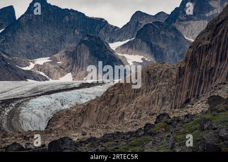 Vue du glacier coulant à travers les sommets de montagne à Prins Christian Sund à la pointe sud du Groenland ; Groenland méridional, Groenland Banque D'Images