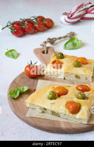 Focaccia aux tomates cerises, olives et herbes aromatiques Banque D'Images