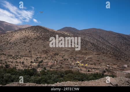 5 février 2024, Talat n'Yaaqoub, Maroc : un hélicoptère est vu volant au-dessus d'un village détruit dans la montagne de l'Atlas. Les sauveteurs locaux et internationaux sont sur leur dernière strade de leur mission dans le village, Talat n'Yaaqoub, épicentre du tremblement de terre désastreux au Maroc et au sud de Marrakech, alors que les «72 heures dorées» pour sauver les survivants sont passées. Les villages de la région montagneuse de l'Atlas ont le plus souffert du tremblement de terre. Les membres de la famille de la victime accusés de l'accès difficile à la zone de montagne et la lenteur de la réponse du gouvernement ont entravé le sauvetage e Banque D'Images