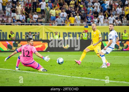 Denis Alibec, de Roumanie, tire au but lors de l'UEFA Euro 2024, qualifications européennes, match de football du groupe I entre la Roumanie et le Kosovo le 12 septembre 2023 à l'Arena Nationala de Bucarest, Roumanie Banque D'Images