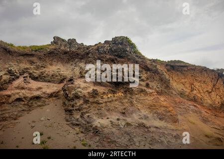 Gros plan des falaises de roche de lave et de sol volcanique sous un ciel gris à Maui Ouest ; Maui, Hawaï, États-Unis d'Amérique Banque D'Images