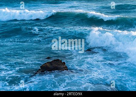 Une photo de la mer rugissante. Banque D'Images