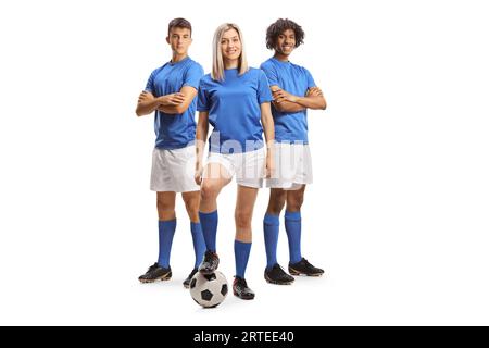 Joueurs de football masculin et féminin posant isolé sur fond blanc Banque D'Images