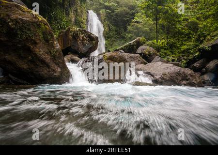 Vue sur l'eau précipitée, les rochers et la végétation luxuriante à Trafalgar Falls sur l'île des Caraïbes de la Dominique dans le parc national Morne trois Pitons Banque D'Images