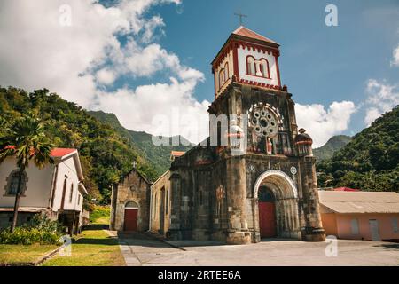 Gros plan de l'église catholique romaine de Saint-Marc à Soufrière, un petit village de pêcheurs sur l'île de Dominique ; Soufrière, Dominique, Caraïbes Banque D'Images