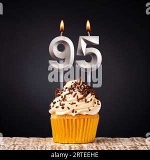 Bougie d'anniversaire numéro 95 - cupcake anniversaire sur fond noir Banque D'Images