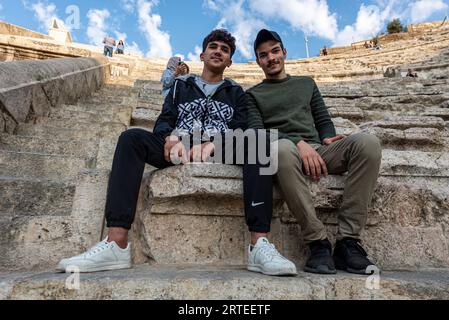 Deux garçons jordaniens sur les sièges du théâtre romain, Amman, Jordanie Banque D'Images