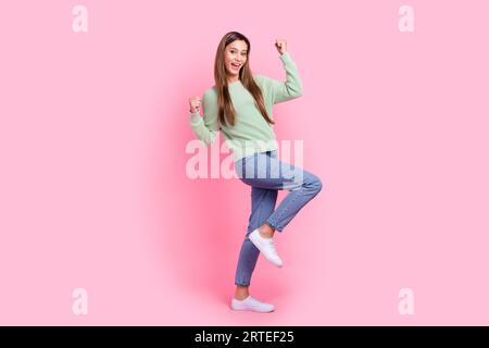 Photo de longueur de corps pleine grandeur de la jeune femme impressionnante poings vers le haut célébrant la livraison de rabais de sushi de week-end isolé sur fond de couleur rose Banque D'Images