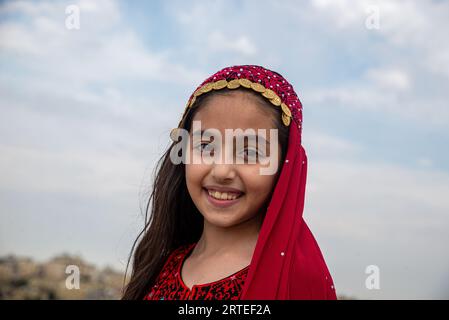 Portrait d'une jeune fille jordanienne en tenue traditionnelle appelée thawb, Amman, Jordanie Banque D'Images