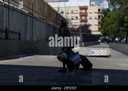 Madrid, Madrid, Espagne. 12 septembre 2023. La population de Madrid, dans le quartier de Lavapies, répond avec des vêtements, des médicaments, des couches et des épiceries à l’appel à la solidarité et au soutien pour les personnes touchées par le tremblement de terre au Maroc. (Image de crédit : © Luis Soto/ZUMA Press Wire) USAGE ÉDITORIAL SEULEMENT! Non destiné à UN USAGE commercial ! Banque D'Images