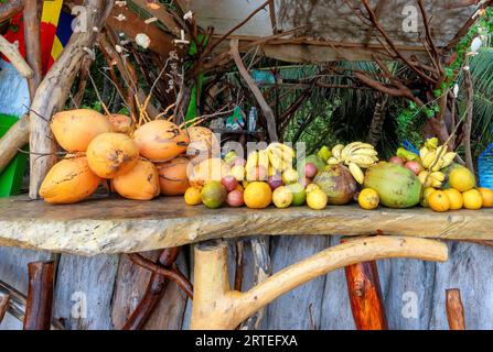 Bar de plage avec des fruits locaux mélangés dans une table en bois dans l'île tropicale des Seychelles. Banque D'Images