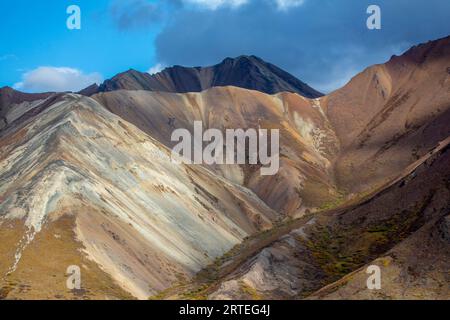 Montagnes multicolores dans sable Pass, donner un sens à un temps actif précédent dans la géologie Denali, pris un jour de ciel bleu d'automne, Denali National Park Banque D'Images