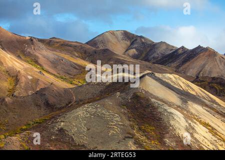 Montagnes multicolores dans sable Pass, donner un sens à un temps actif précédent dans la géologie Denali, pris un jour de ciel bleu d'automne, Denali National Park Banque D'Images