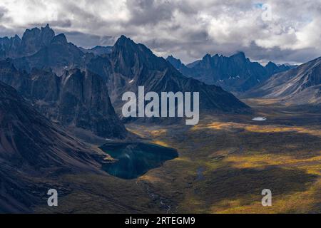 Vue aérienne des sommets montagneux accidentés et une vallée avec la toundra aux couleurs de l'automne dans le parc territorial Tombstone le long de la route Dempster dans le Yuk... Banque D'Images