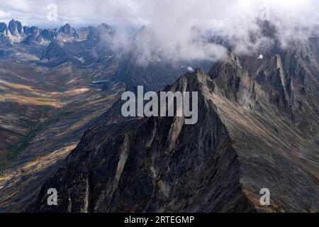 Vue aérienne des sommets montagneux accidentés et une vallée avec la toundra aux couleurs de l'automne dans le parc territorial Tombstone le long de la route Dempster dans le Yuk... Banque D'Images