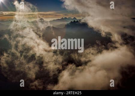 Vue aérienne du brouillard matinal s'élevant des Dolomites ; Ortisei, Italie Banque D'Images