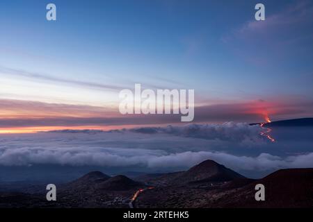 Vue spectaculaire du dessus des nuages de l'éruption de 2022 et de la coulée de lave du volcan Mauna Loa (Moku'āweoweo, le plus grand volcan actif du monde) O... Banque D'Images