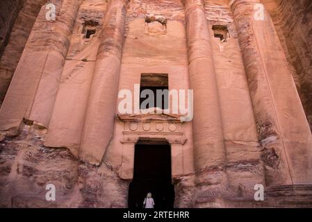 Ruines de l'une des nombreuses tombes de Pétra ; Pétra, Jordanie Banque D'Images