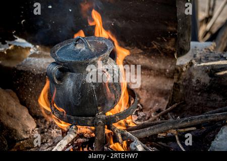 Cuisson des aliments dans une casserole au-dessus d'une flamme nue ; Ejido Hidalgo, San Luis, Mexique Banque D'Images