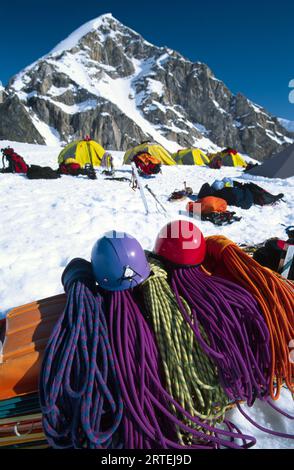 Camp de base sur le glacier Kahiltna, sautez de la pointe pour gravir le mont Denali dans le parc national et réserve de Denali, Alaska, États-Unis Banque D'Images