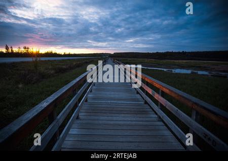 Promenade sur Potter Marsh au coucher du soleil, Alaska, États-Unis ; Potter Marsh, Alaska, États-Unis d'Amérique Banque D'Images