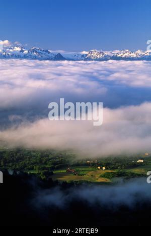 Les montagnes de l'Alaska traversent la couverture nuageuse et la baie de Kachemak, péninsule de Kenai, Alaska, États-Unis ; Homer, Alaska, États-Unis d'Amérique Banque D'Images