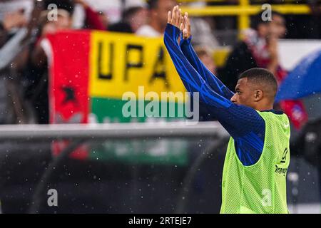 DORTMUND, ALLEMAGNE - 12 SEPTEMBRE : Kylian Mbappe remercie les fans pour leur soutien lors du match amical international entre l'Allemagne et la France au signal Iduna Park le 12 septembre 2023 à Dortmund, Allemagne. (Photo de Joris Verwijst/BSR Agency) Banque D'Images