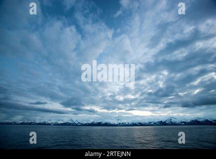 Ciel Moody au-dessus de l'Alaska, USA, près de Petersburg, Alaska, USA; Alaska, États-Unis d'Amérique Banque D'Images