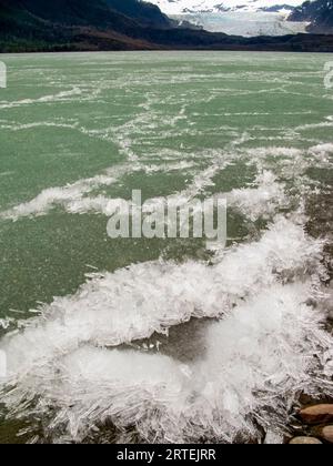 Glace dans le lac Mendenhall avec vue sur le glacier Mendenhall, Alaska, États-Unis ; Juneau, Alaska, États-Unis d'Amérique Banque D'Images