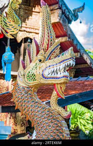 Sculpture de Naga dans un temple ; Chiang mai, Thaïlande Banque D'Images