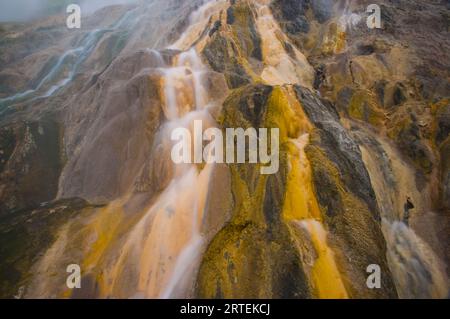 L'eau chaude des geysers déverse les rochers dans la vallée des geysers, réserve naturelle de Kronotsky, Russie ; Kronotsky Zapovednik, Kamtchatka, Russie Banque D'Images