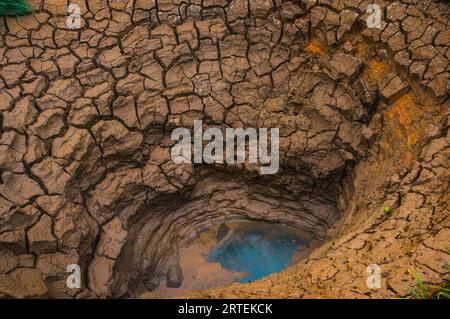 Pot de boue dans la vallée des geysers, réserve naturelle de Kronotsky, Kamtchatka, Russie ; Kronotsky Zapovednik, Kamtchatka, Russie Banque D'Images