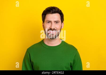 Portrait de gentil homme d'affaires barbu blanc sourire toothy bonne humeur portant un sweat-shirt vert isolé fond de couleur jaune Banque D'Images