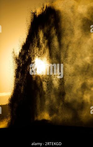 Vue rétroéclairée de Old Faithful Erupting, Upper Geyser Basin, parc national de Yellowstone, Wyoming, États-Unis; Wyoming, États-Unis d'Amérique Banque D'Images